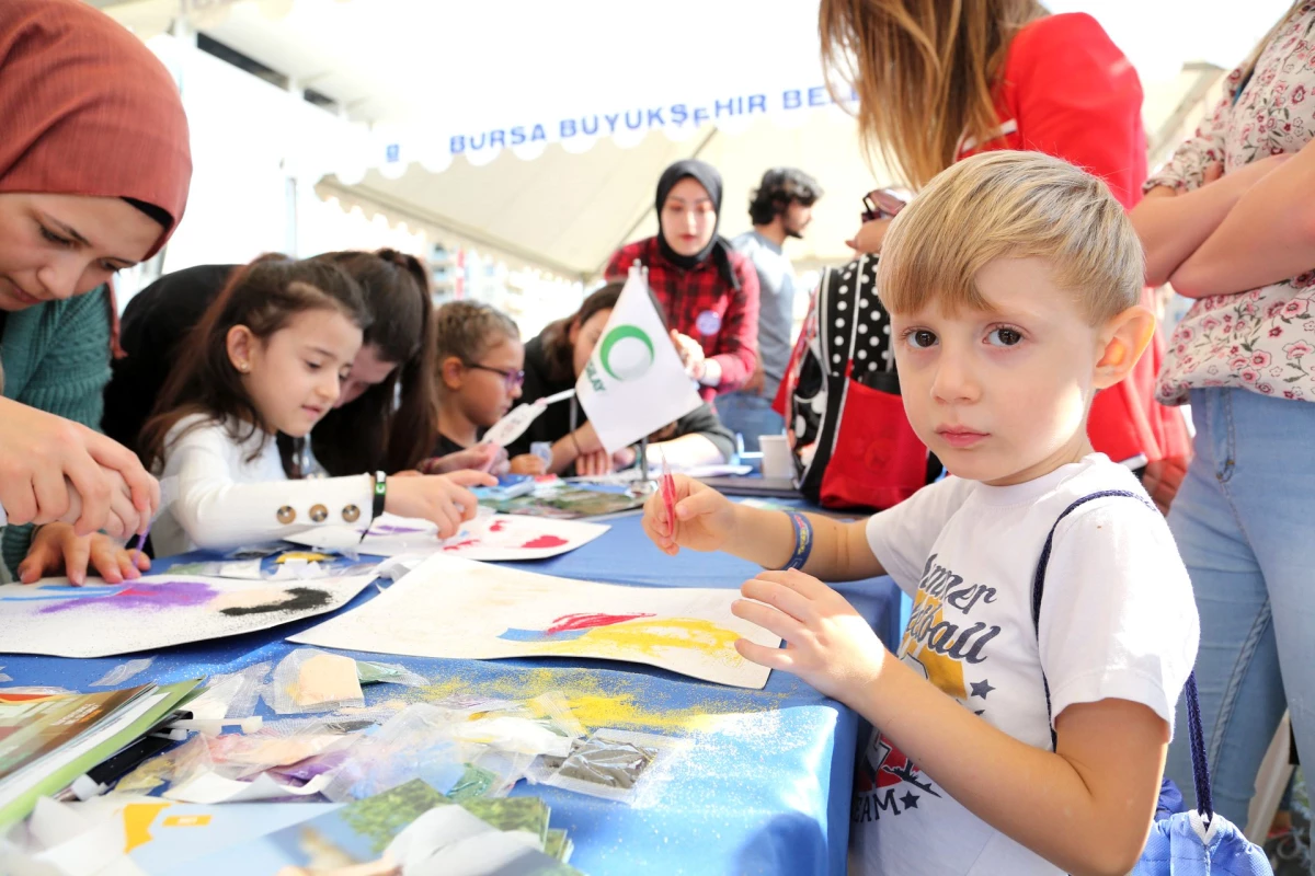 Bursa\'da gerçekleştirilen şenlik, yüzlerce çocuğu bir araya getirdi