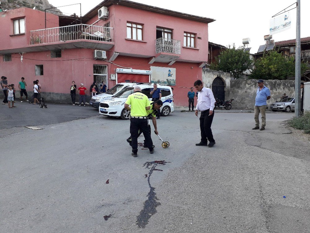 Minibüs ile motosiklet çarpıştı: 1 yaralı