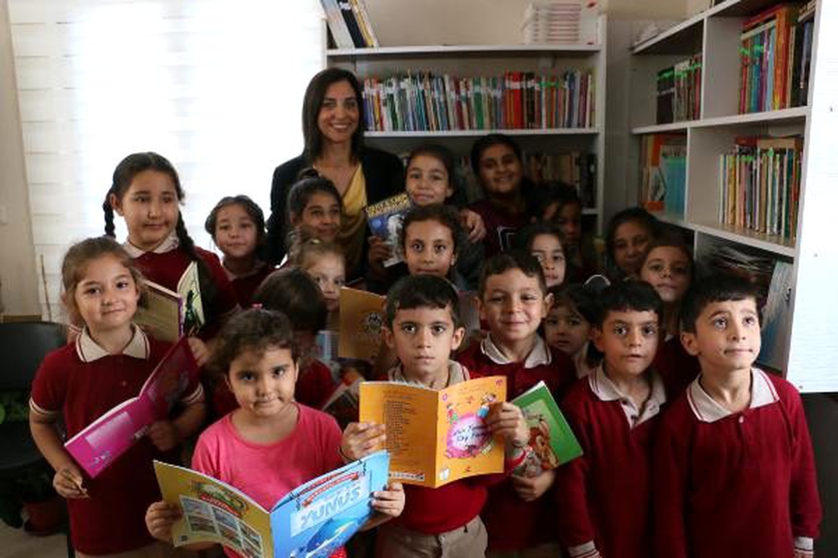 Muhtarlık binasının bir bölümünü kütüphaneye çevirdi
