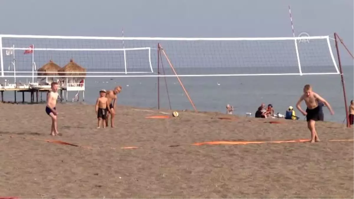 Plaj voleybolu için her yıl başka ülkeye gidiyorlar