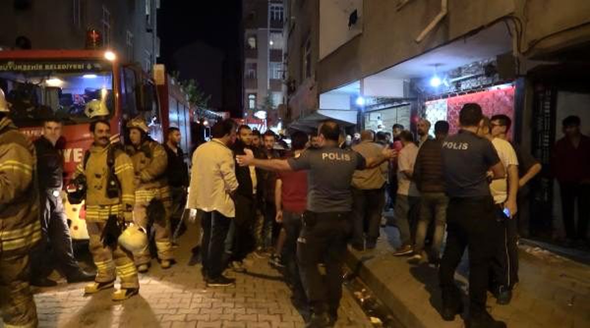 Sultangazi\'de çatı katında yangın