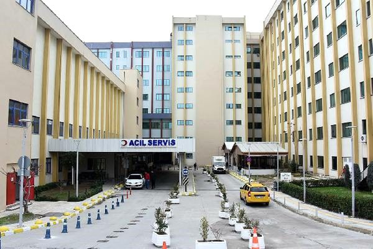 Sürücüsü \'dur\' ihtarına uymayan otomobilin çarptığı trafik polisi yaralandı