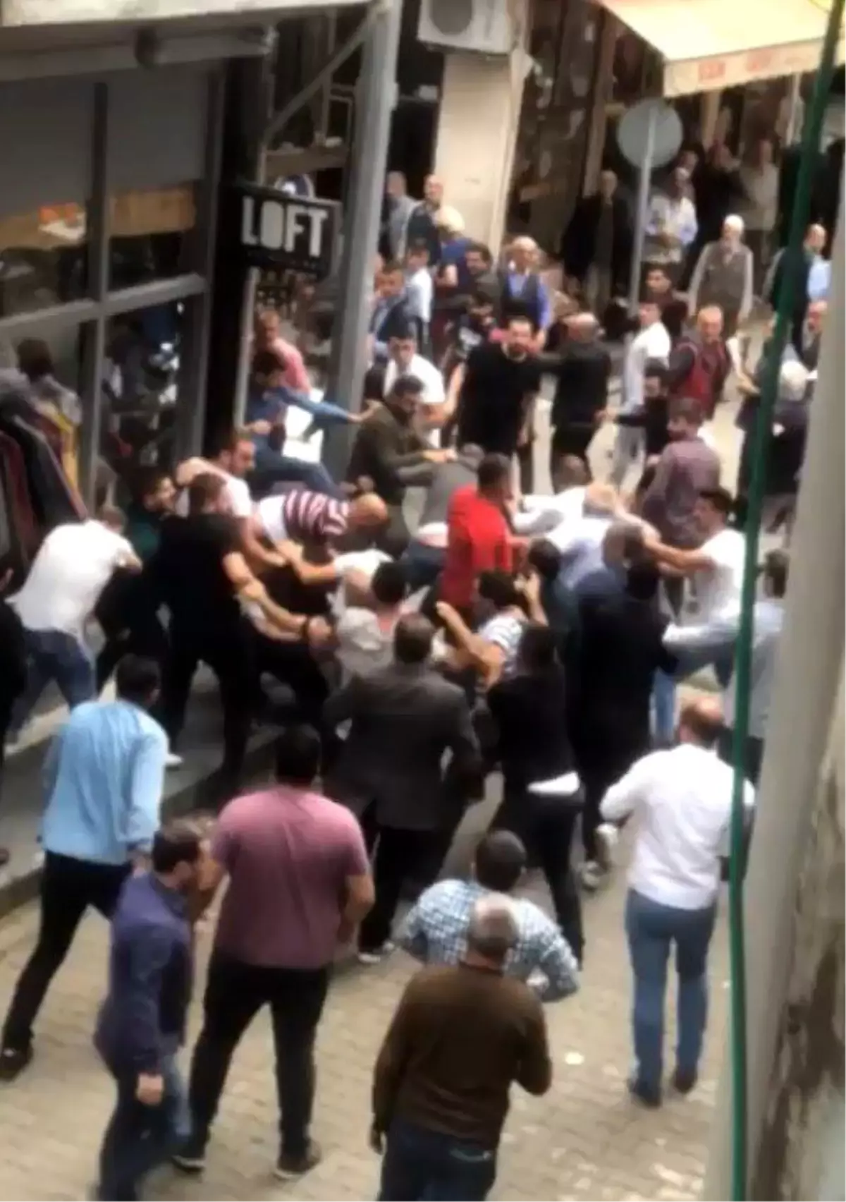 Trafikte \'yol verme\' kavgası: Yumruklar havada uçuştu