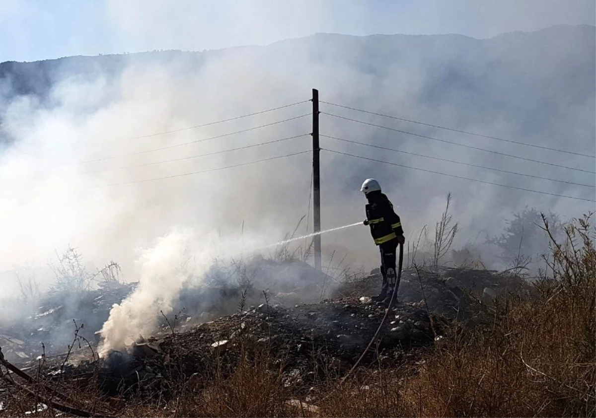 Antalya\'da hafriyat ve sera atıklarının döküldüğü alanda yangın