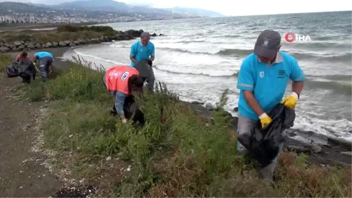 Belediye başkanı eldivenleri giydi, sahili çöplerden temizledi
