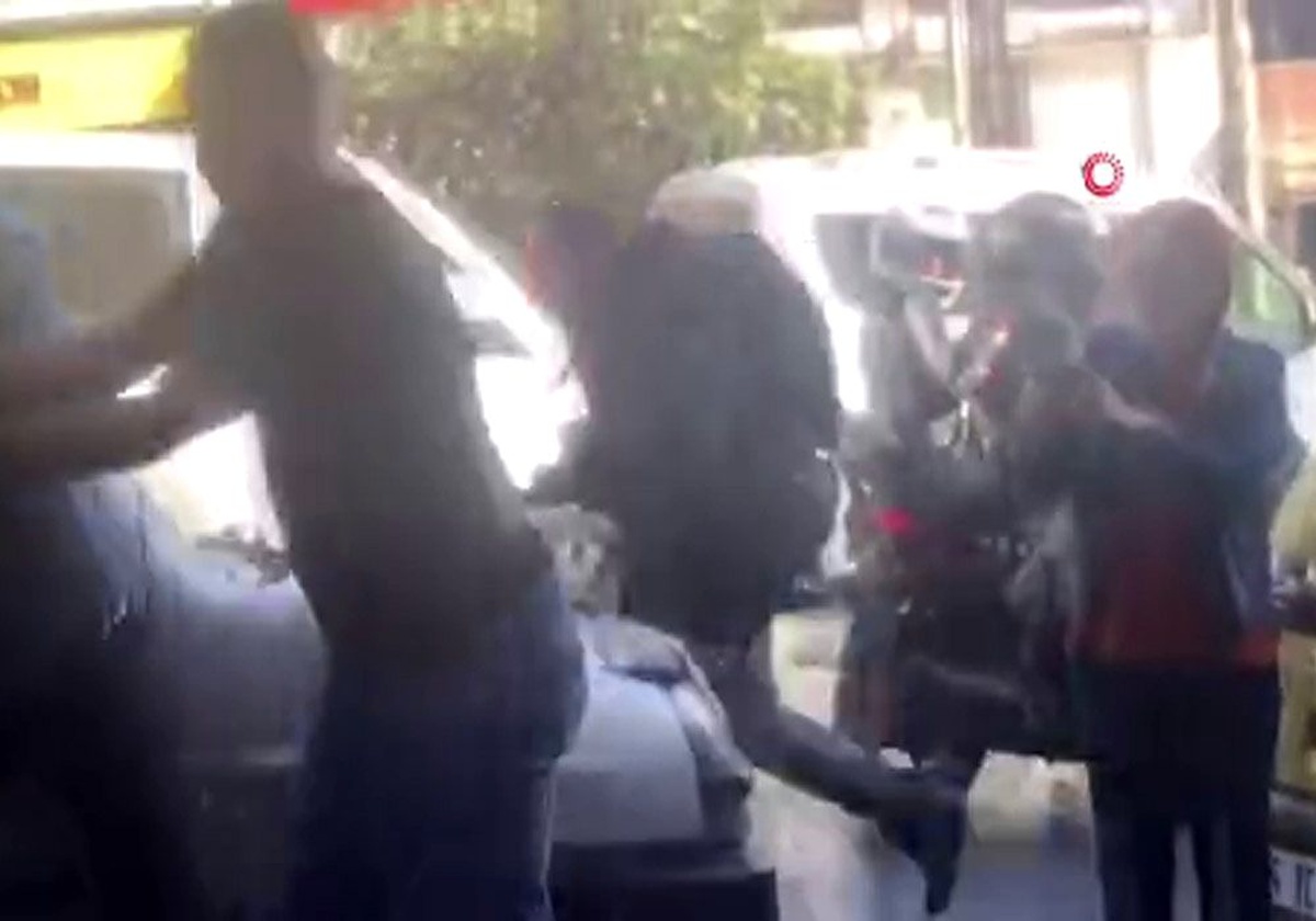 Beşiktaş\'ta uyarılara rağmen slogan atan HDP\'lilere polis müdahalesi