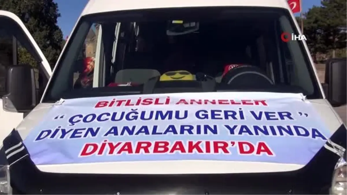 Bitlisli kadınlar, annelere destek için Diyarbakır\'a gitti