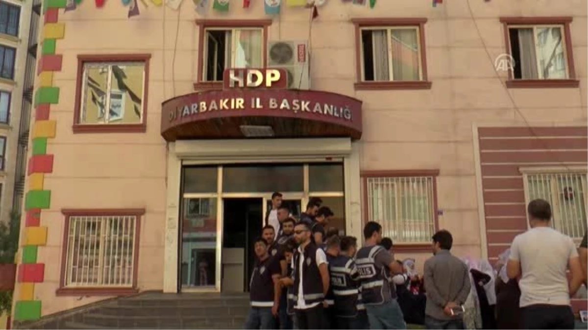 "Diyarbakır anneleri"nin oturma eylemine destek ziyaretleri