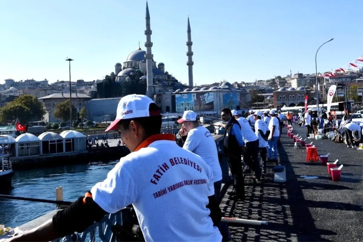 Galata Köprüsü\'nde balık tutma yarışması