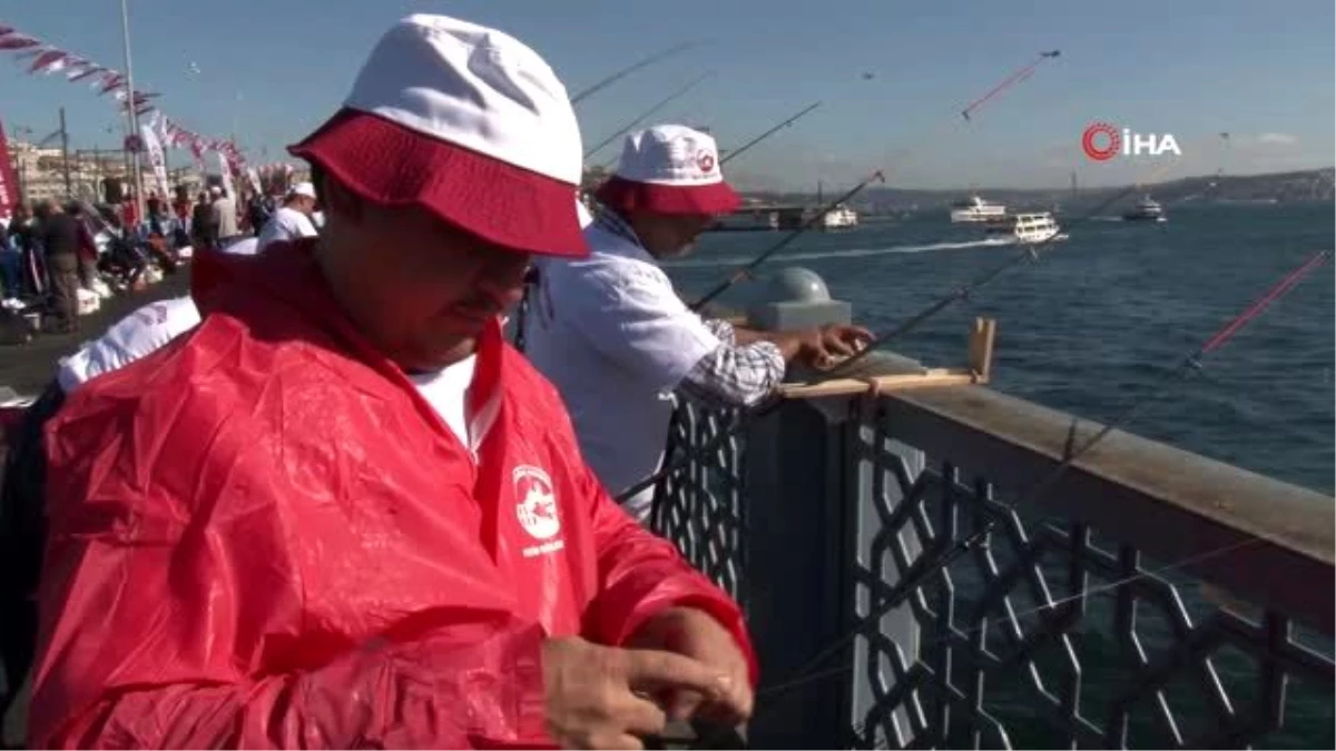 Galata Köprüsü\'nde balık tutma yarışması