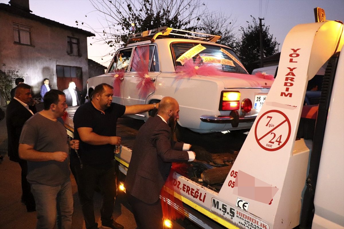 Gelin arabasını düğün salonuna çekiciyle götürdüler