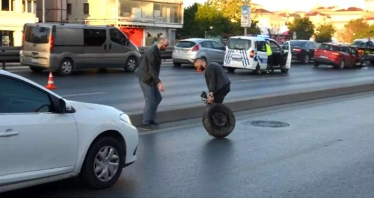 İstanbul\'da kaza yapan sürücü otomobilinin parçalarını yoldan topladı