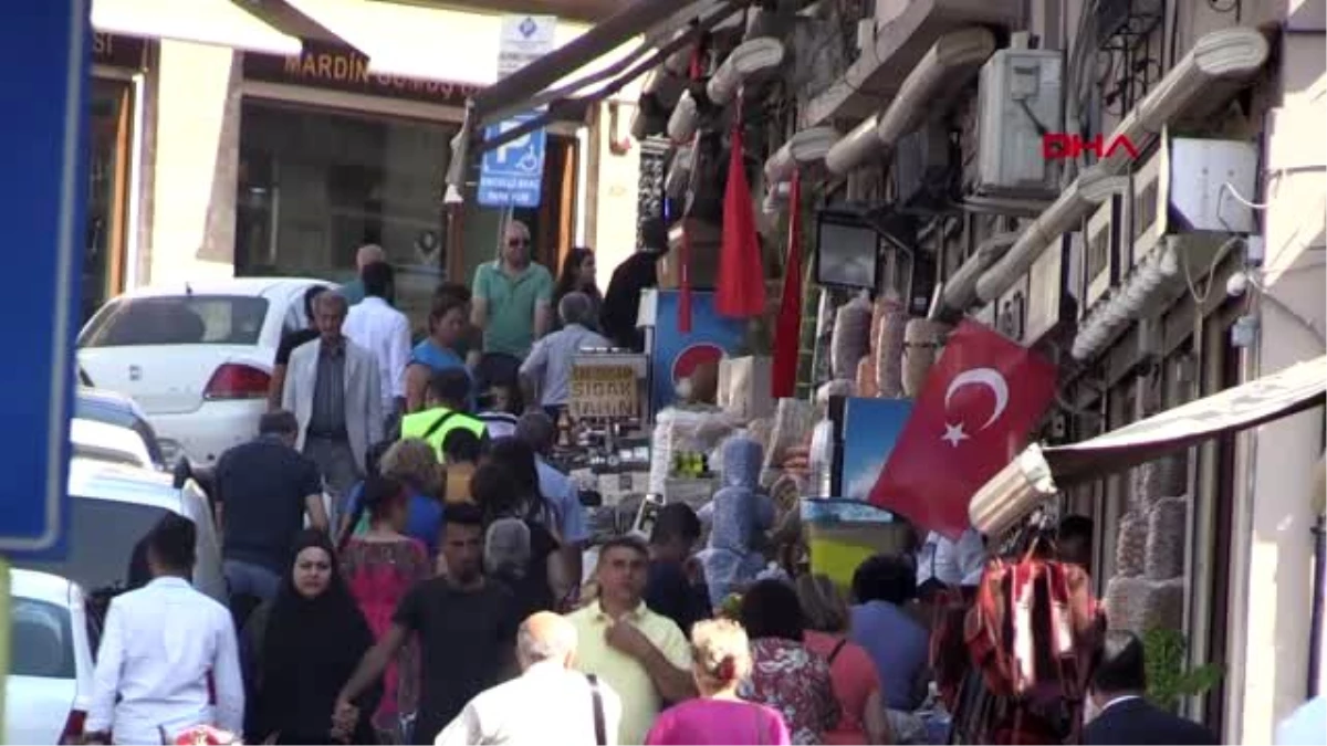 Mardin\'de esnaf caddelere türk bayrakları astı