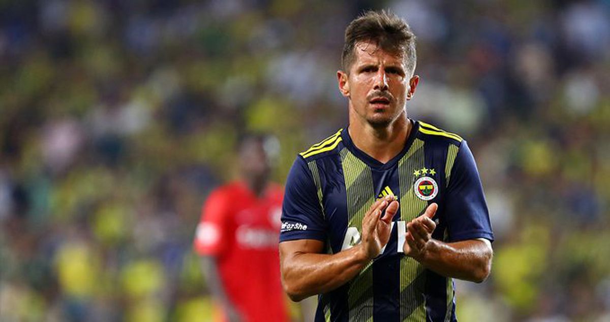 Milli maçta kaburgası kırılan Emre Belözoğlu, en az 1 ay yok