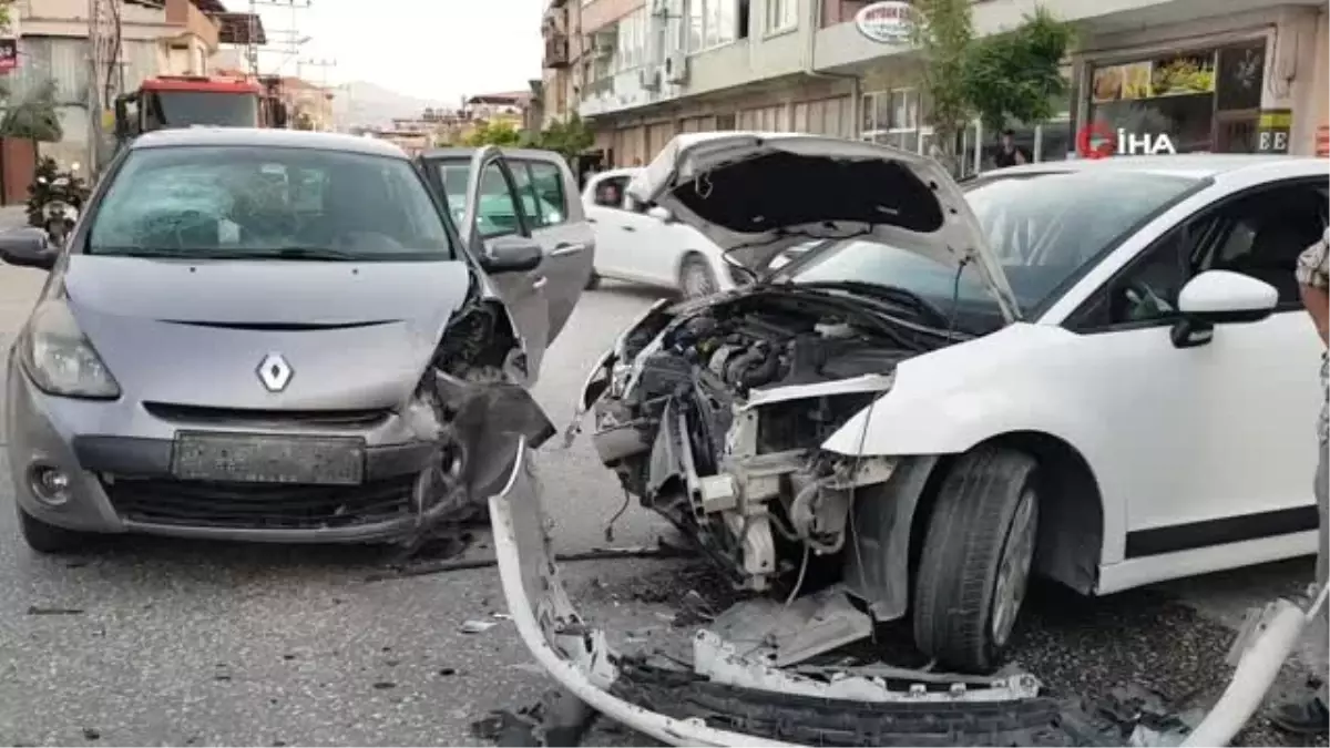 Samandağ\'da araçlar kafa kafaya çarpıştı: 3 yaralı