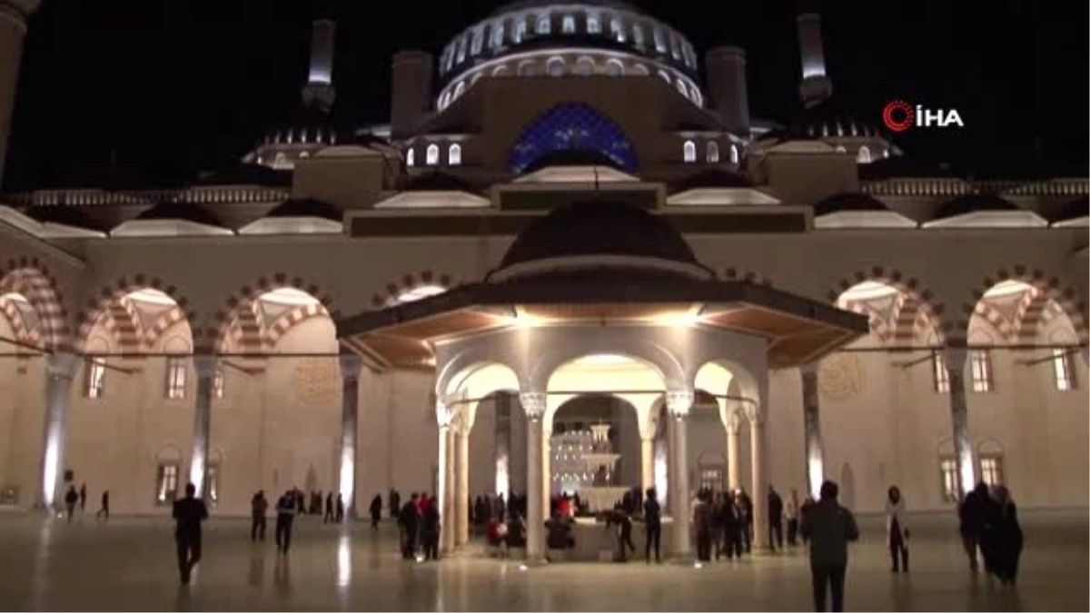 Vatandaşlar Mehmetçik için Çamlıca Camii\'ne koştu