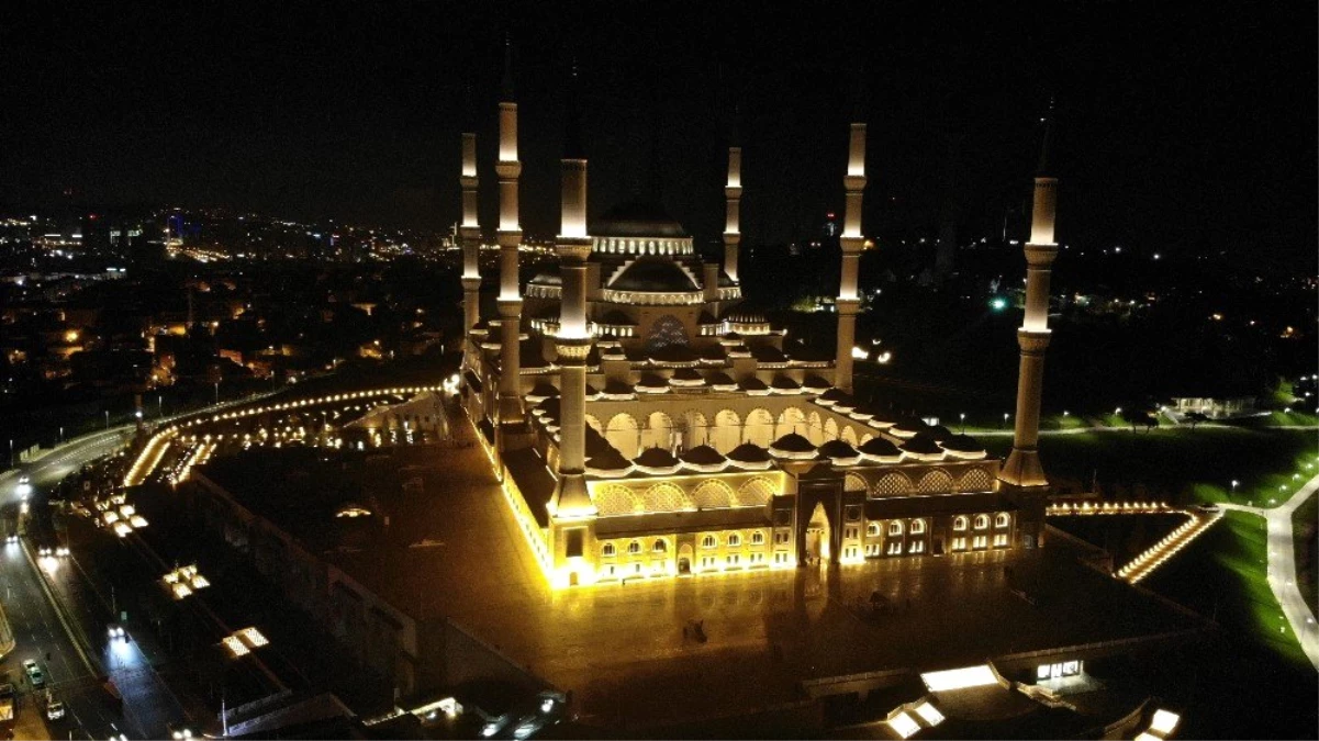 Vatandaşlar Mehmetçik için Çamlıca Camii\'ne koştu