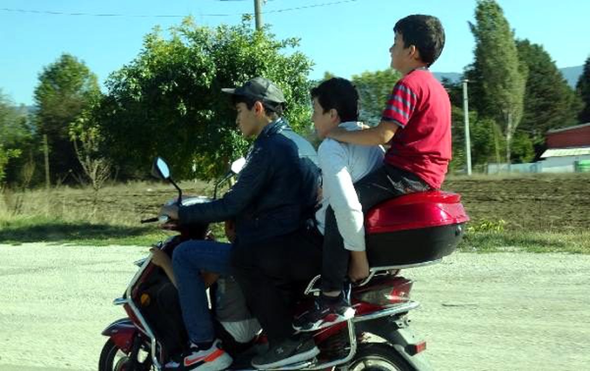 4 çocuğun motosikletle tehlikeli yolculuğu