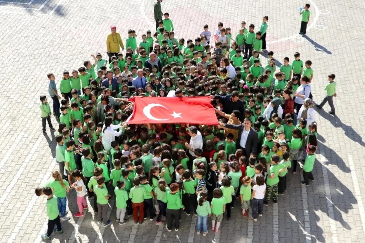 400 öğrenciden Mehmetçiğe "Barış Pınarı" koreografili destek