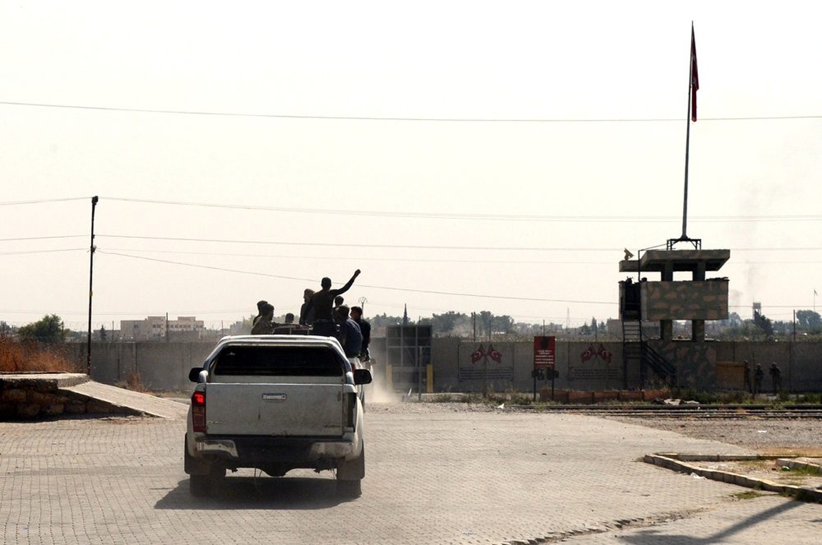 Ağır silahlı Suriye Milli Ordusu birlikleri takviye için Tel Abyad\'a geçti