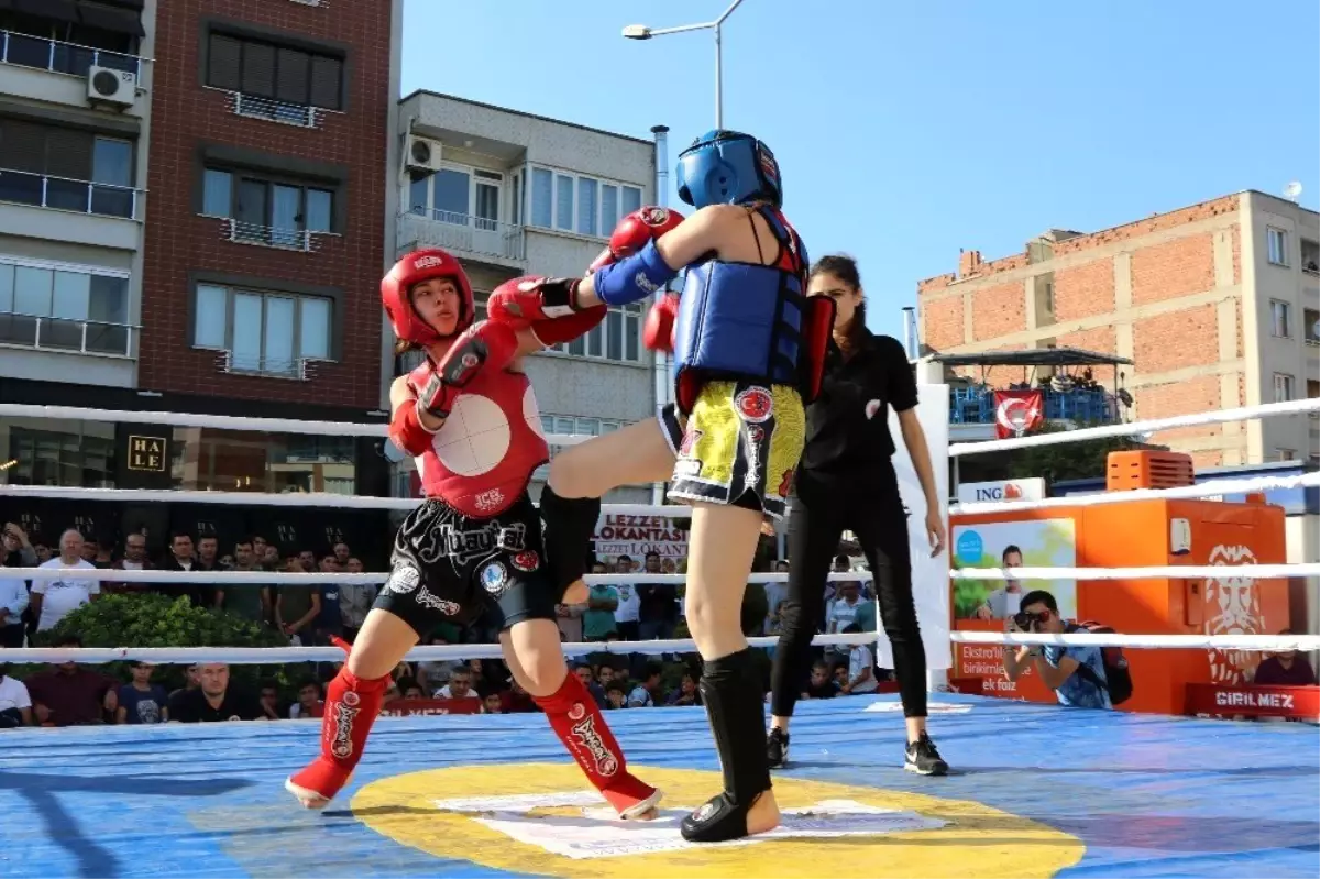 Akhisar\'da ilk kez açık havada Muaythai gösterisi yapıldı