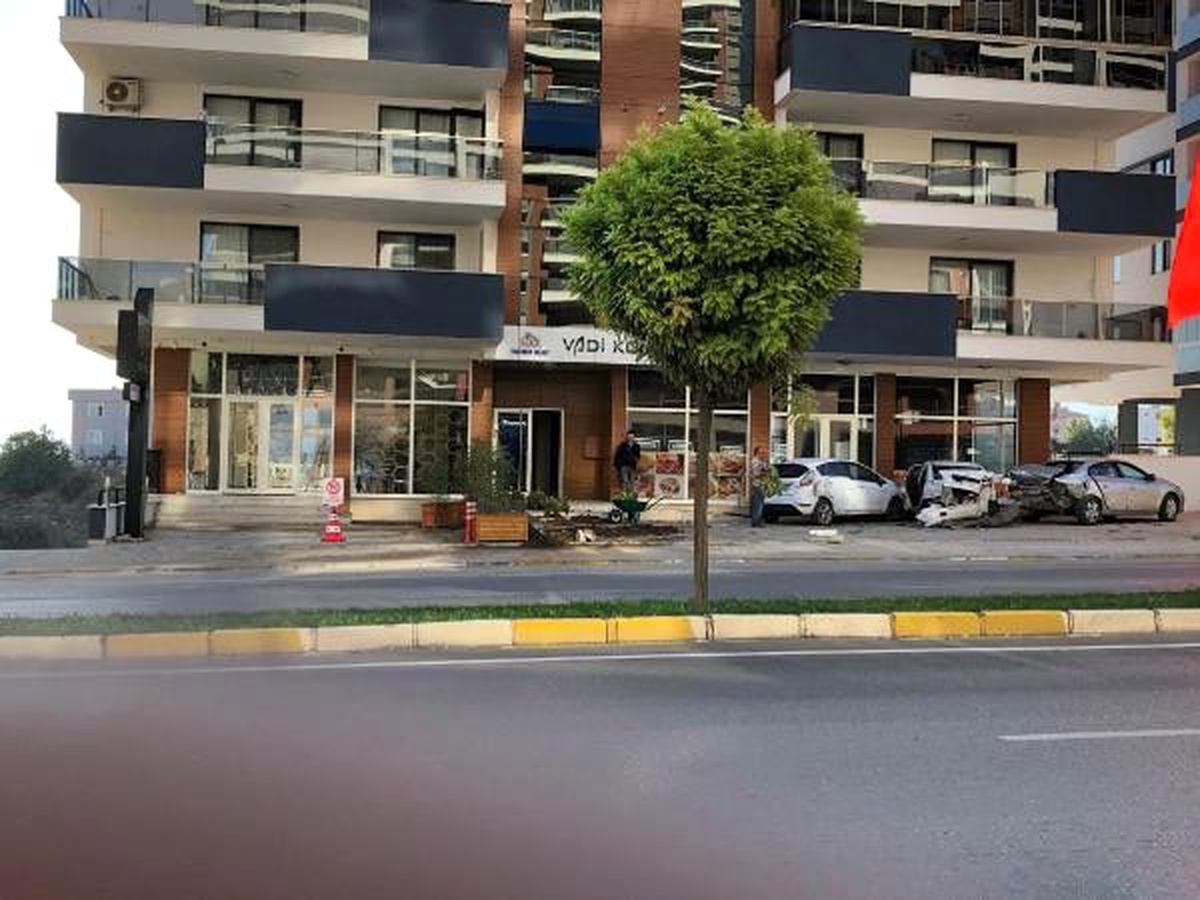 Alkollü sürücü otomobili ile 4 araca çarptı: 3 yaralı
