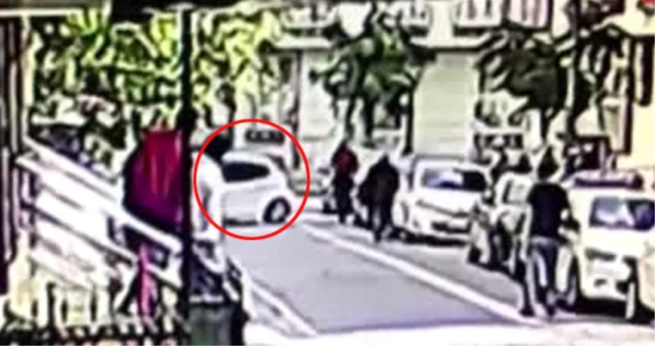 Aracıyla evin duvarına çarpan kadın sürücü "Özür dilerim" dedikten sonra kaçtı