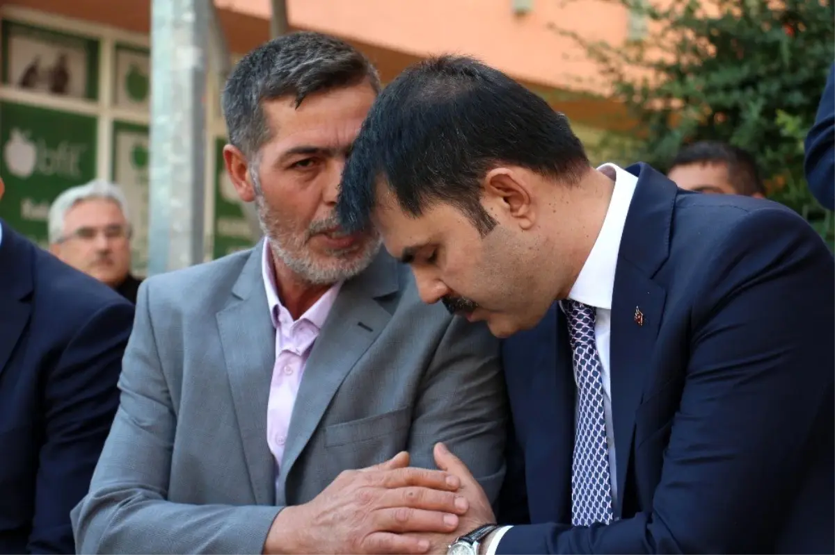 Bakan Kurum, şehit Yunus Mermer\'in ailesini ziyaret etti