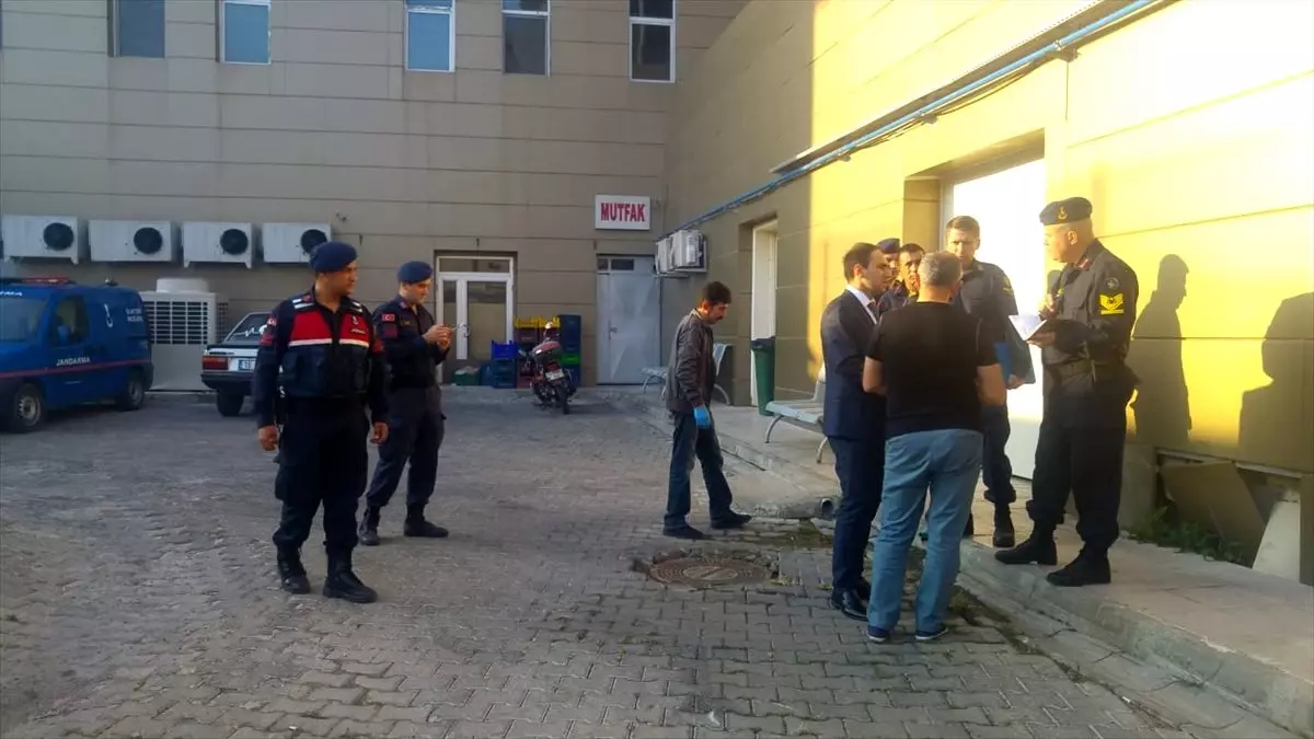 Balıkesir\'in Ayvalık ilçesinde düzensiz göçmenleri taşıyan teknenin batması sonucu bir çocuk...