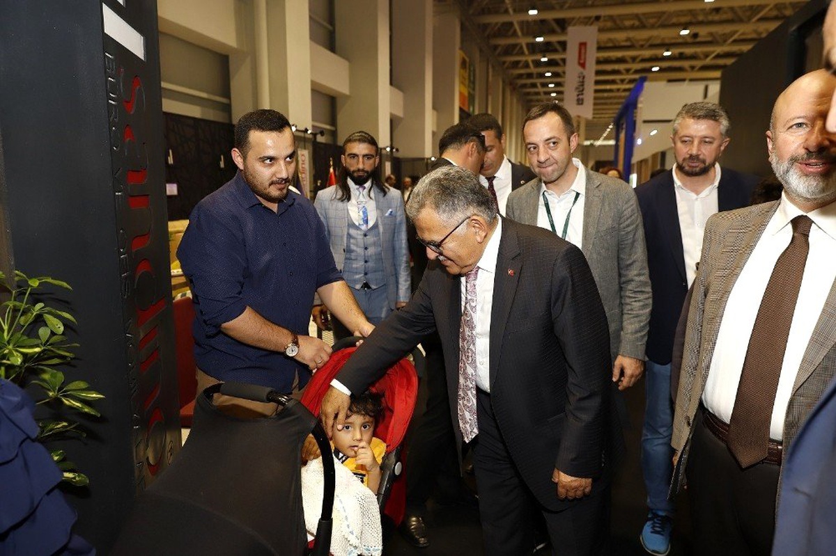 Başkan Büyükkılıç, açılışına da katıldığı Kayseri Mobilya Fuarı\'nı ziyaret etti