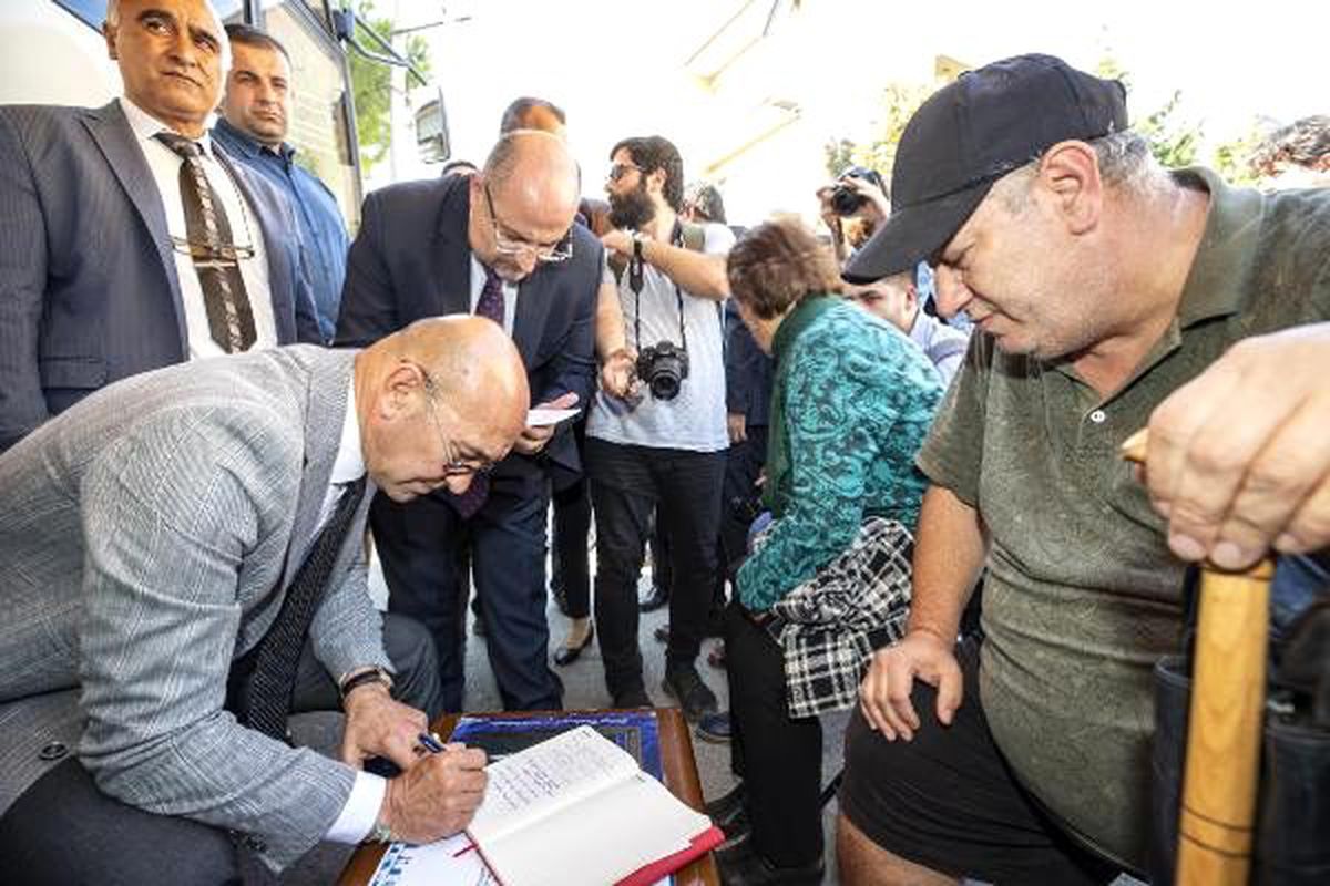 Başkan soyer, makam odasını minibüse yükledi