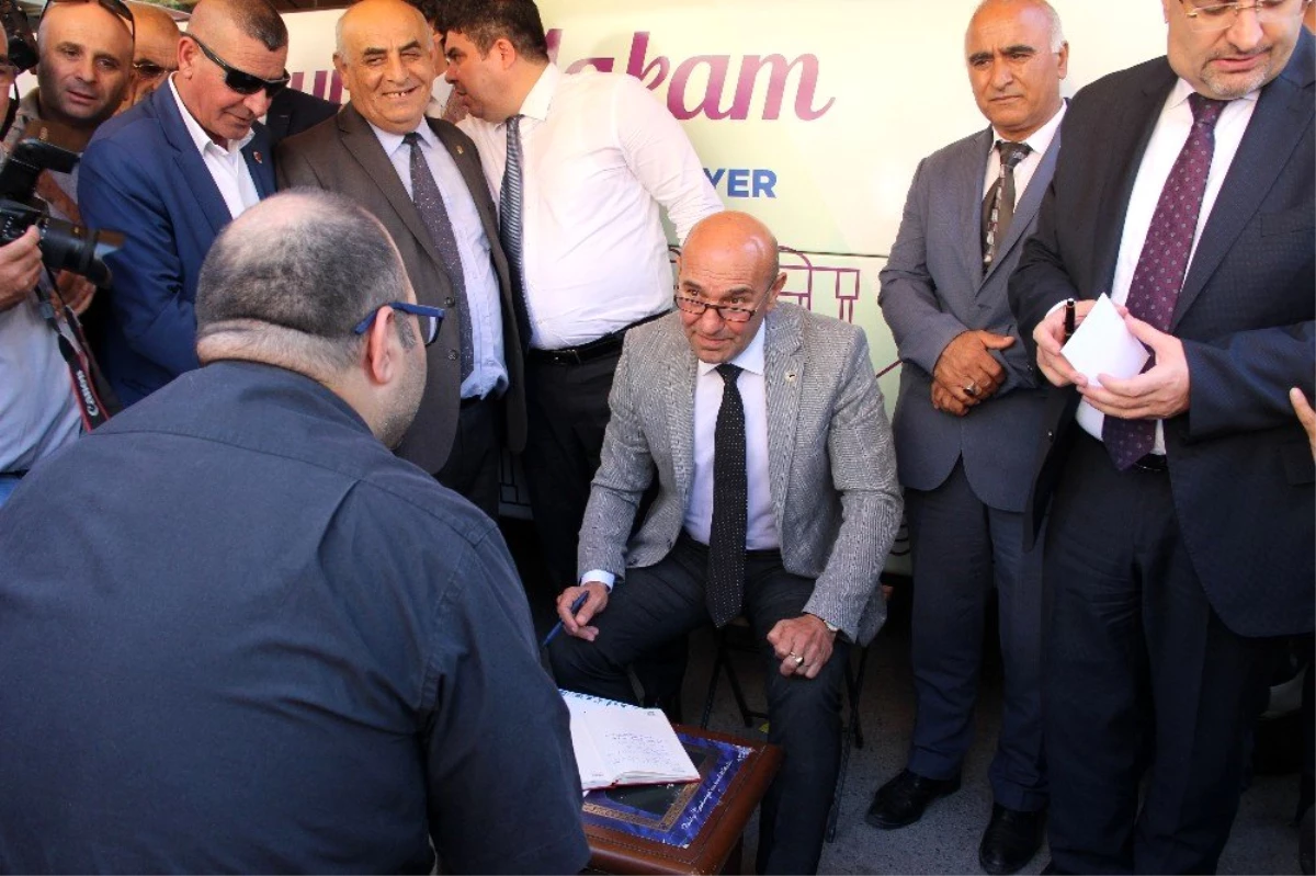 Başkan Soyer, seyyar makamıyla İzmir\'i turladı