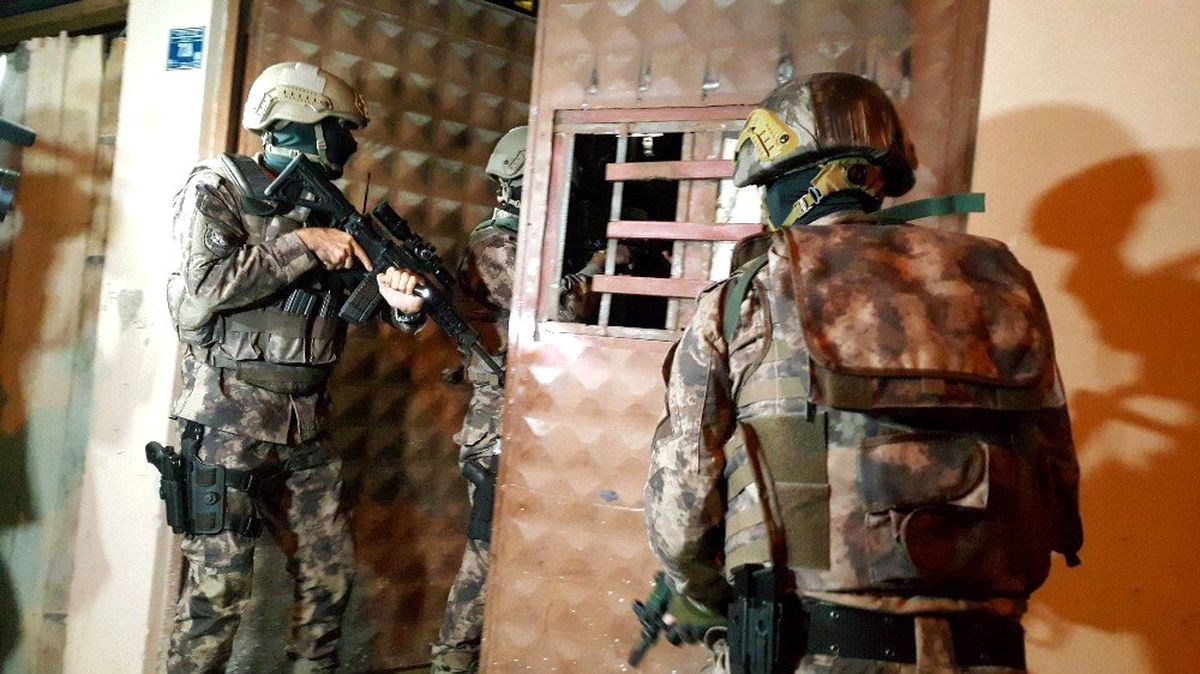 Bursa\'da bin polisle şafak operasyonu...Gitar içinde uyuşturucu çıktı