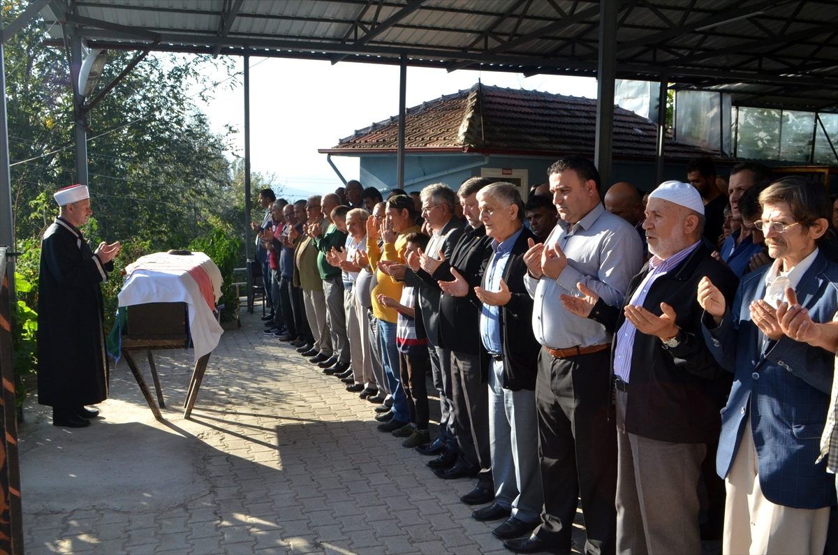 Çatıdan düşerek ölen kişi defnedildi