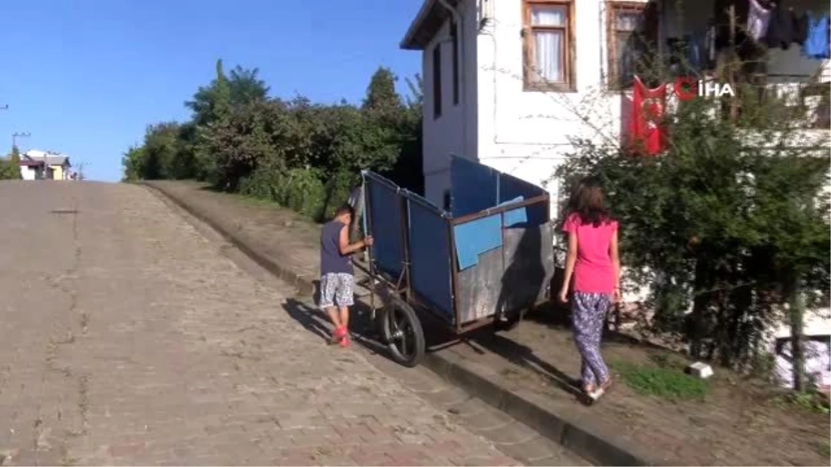 Çocuklarını yurda vermemek için sokaklardan karton topluyor