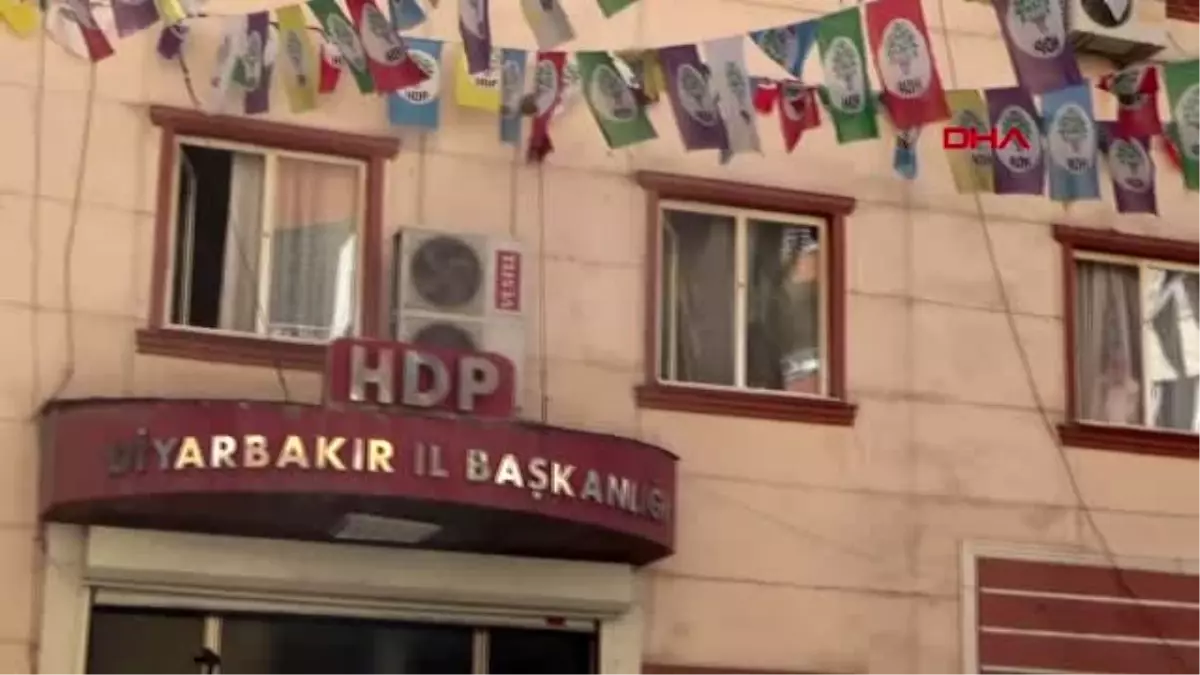 Diyarbakır vekillerin de olduğu hdp\'lilerden polise sıcak su ve cam bardaklı saldırı