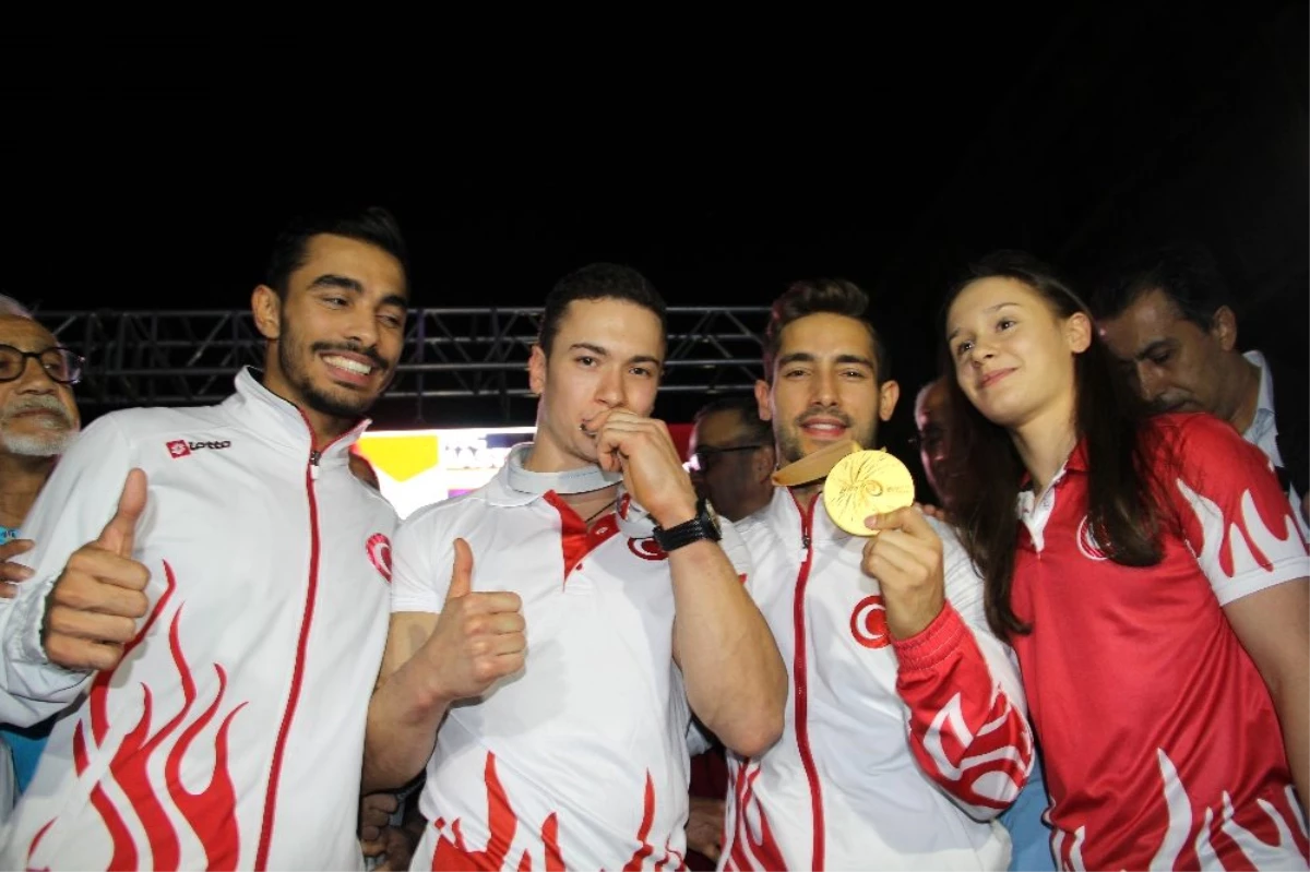 Dünya Şampiyonu Cimnastikçi İbrahim Çolak, İzmir\'de coşkuyla karşılandı