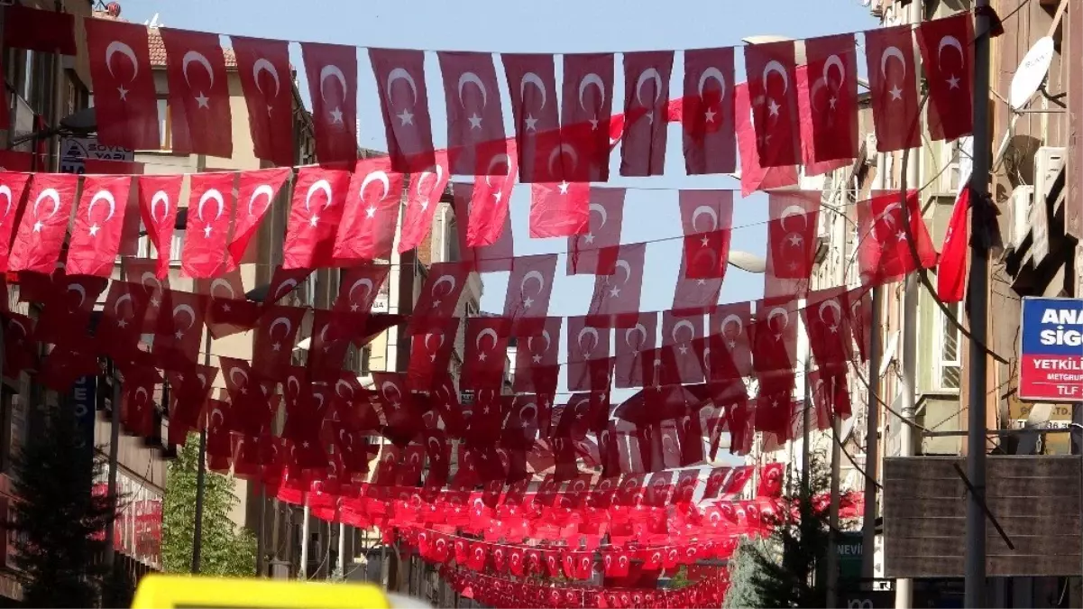 Elazığ Türk bayraklarıyla gelin gibi süslendi