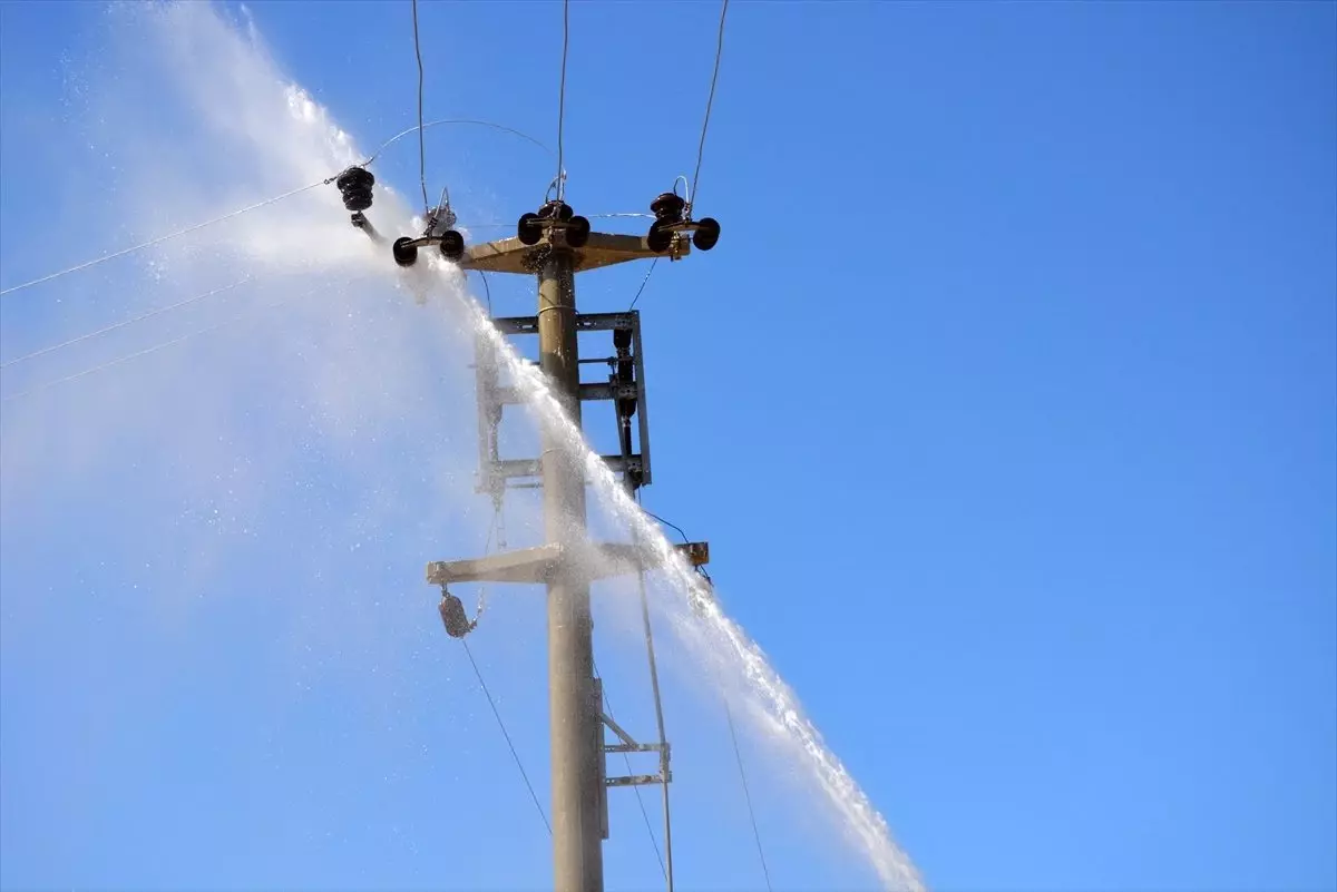 Elektrik hatlarına "tazyikli suyla" temizlik