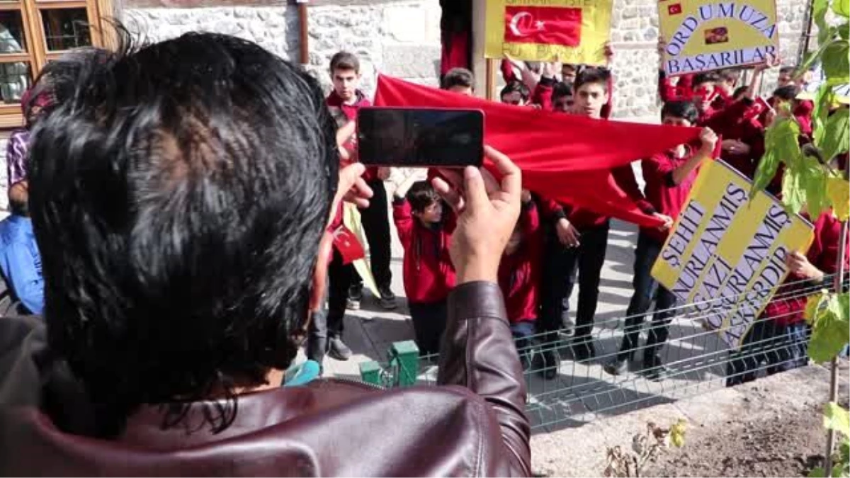 Erzurum ortaokul öğrencileri şehit için mevlit okudu, harekata katılan askerlere dua etti