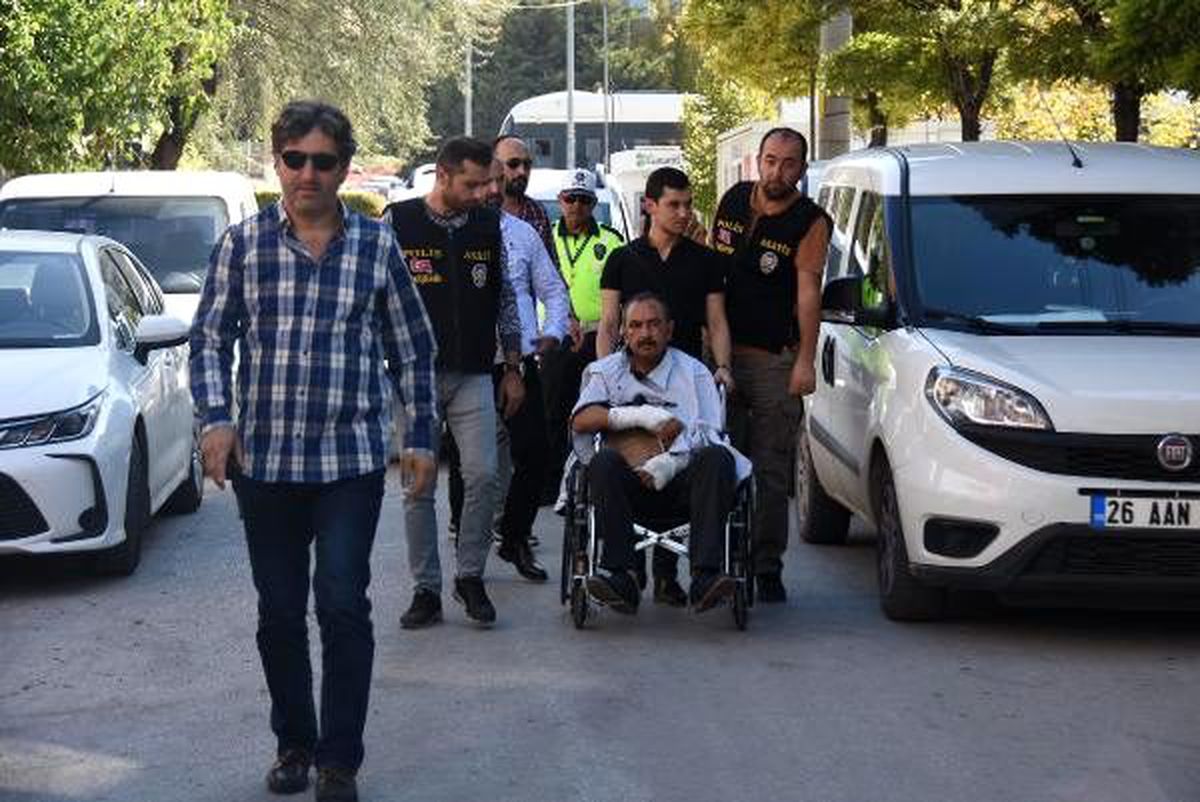 Eski eşine satırla saldıran zanlı adliyeye tekerlekli sandalye ile getirildi