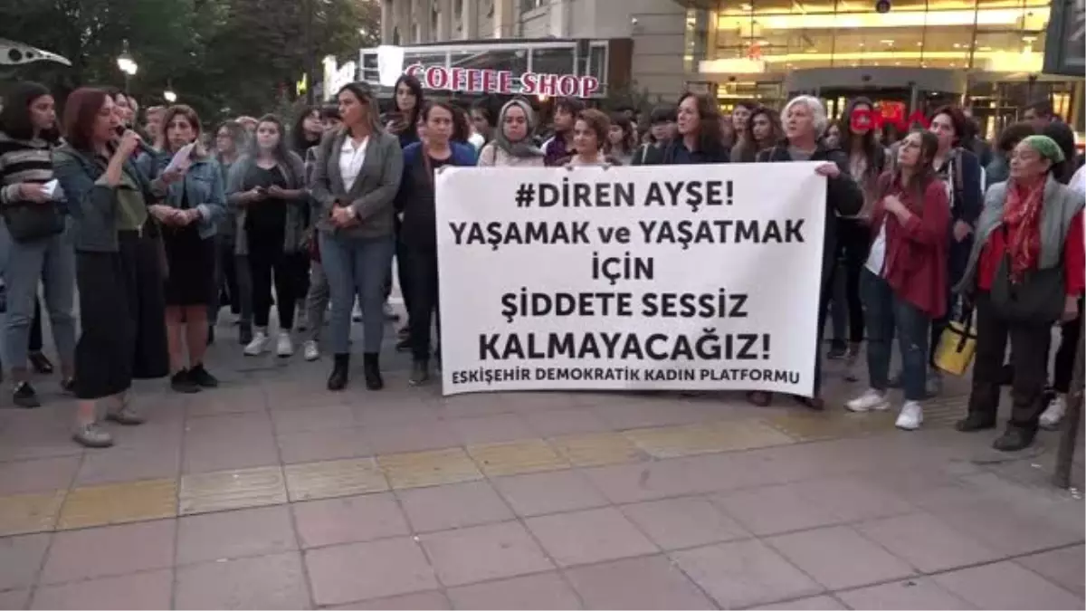 Eskişehir eski eşine satırla saldıran zanlı, adliyeye tekerlekli sandalyeyle getirildi