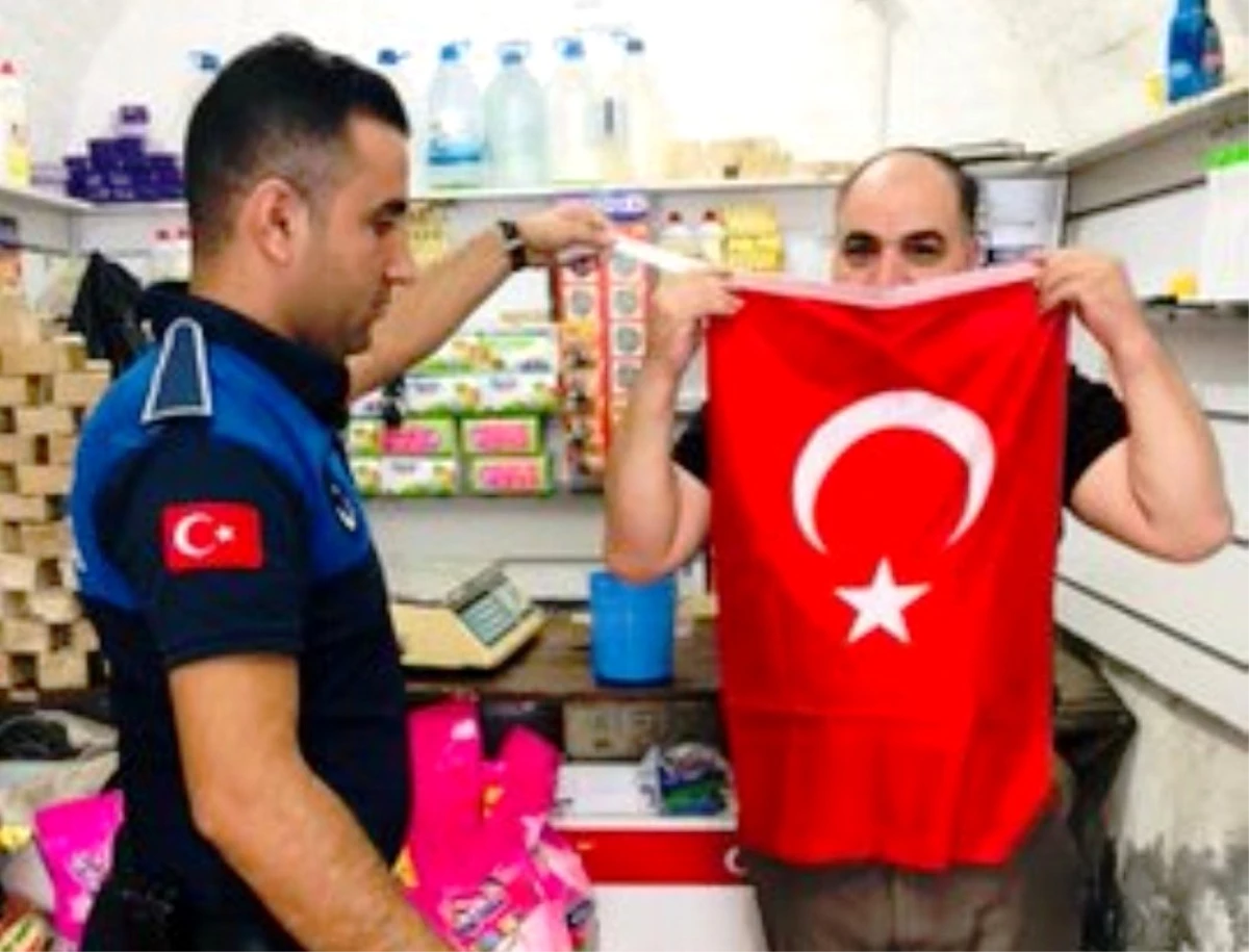 Eyyübiye\'de TSK\'ya destek için Türk Bayrağı dağıtıldı