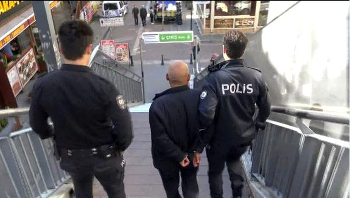Genç kız çığlık attı, metrobüsteki şüpheli yakalandı