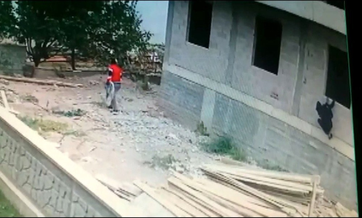 Güvenlik kamerasına yakalanan hırsızlık şüphelileri kovalamaca sonucu yakalandı