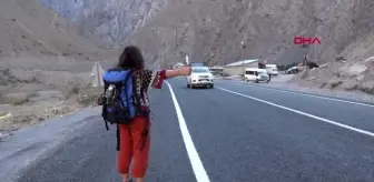 Hakkari otostopla çıktığı türkiye turunu, hakkari'de tamamladı