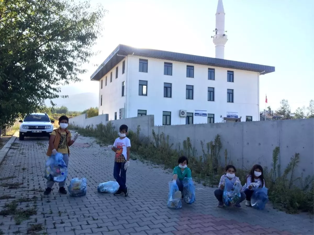 İkindi namazını kılıp ardından sokağı temizlediler