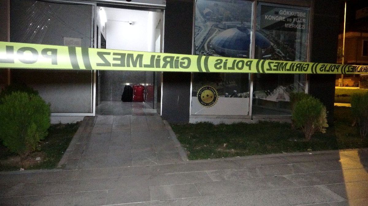 Isparta\'da bomba şüphesiyle ihbar edilen valizlerden kıyafet çıktı