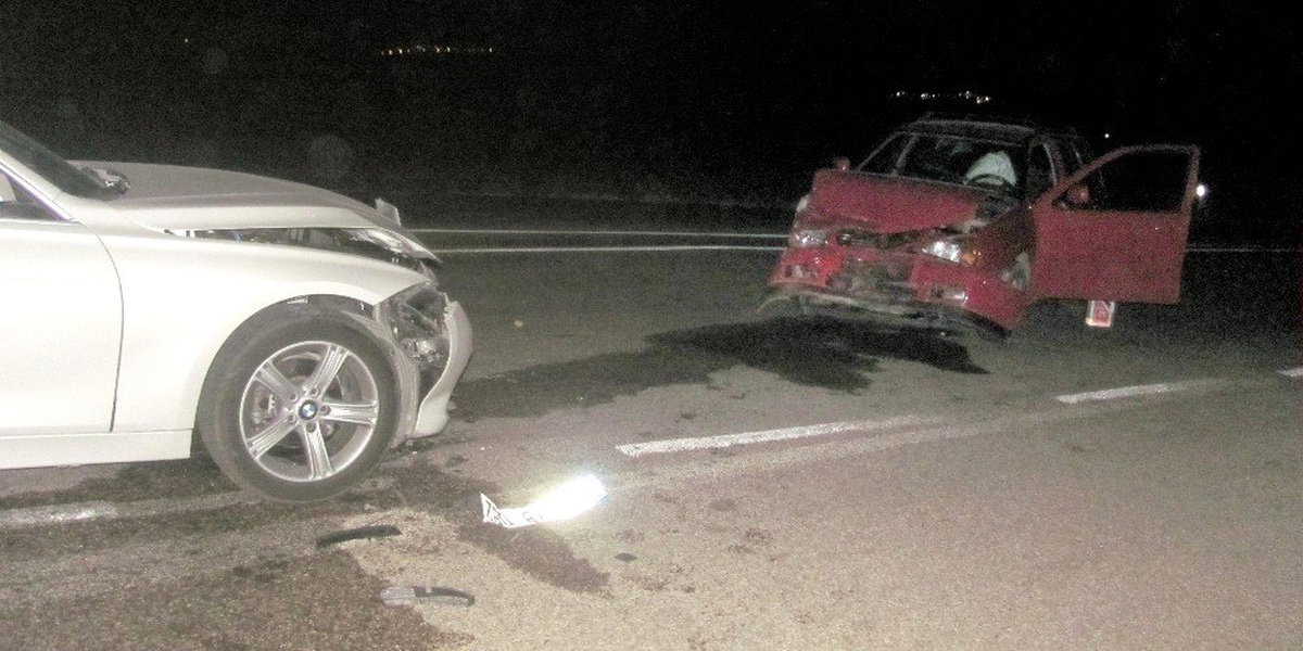 Kavşakta 2 otomobil kafa kafaya çarpıştı: 2 yaralı