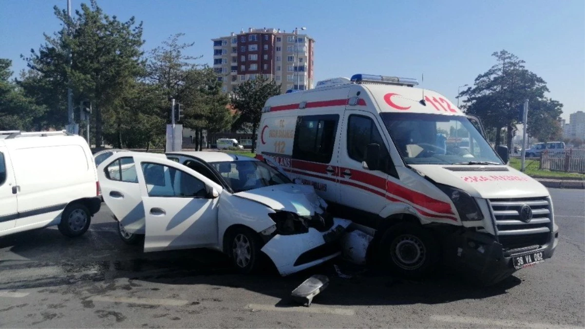 Kayseri\'de hasta taşıyan ambulansa otomobil çarptı: 6 yaralı